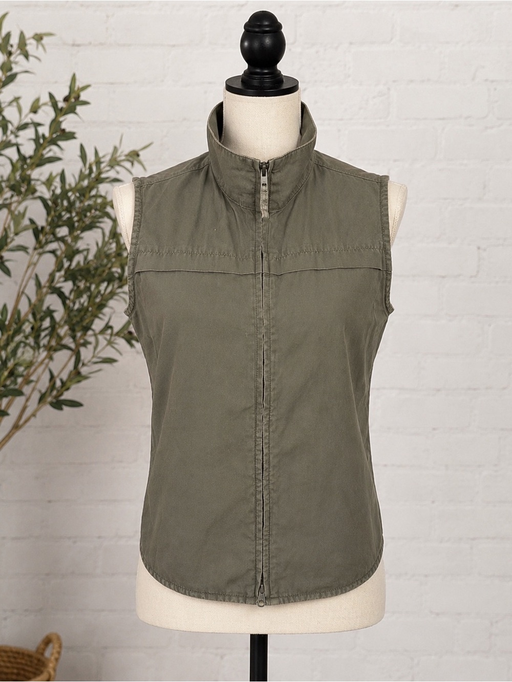 Eddie Bauer Olive Green utility vest women’s MEDIUM safari neutral